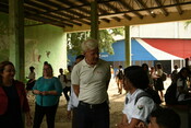 Jan Egeland speaks with school students 