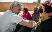 Jan Egeland talks with women from the host community